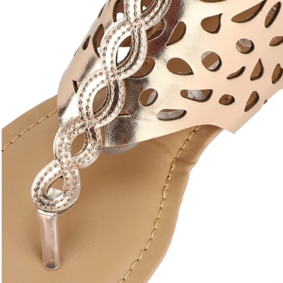 NWT Bebe Girls Rose Gold Metallic Boho Perforated Cut Out Bootie Thong Sandals - Picture 2 of 7